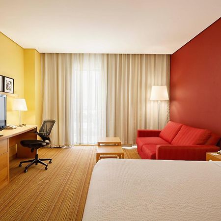 Courtyard By Marriott Leon At The Poliforum Exterior photo