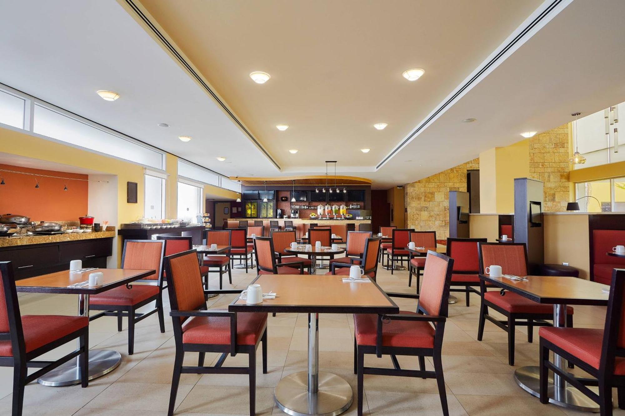 Courtyard By Marriott Leon At The Poliforum Exterior photo