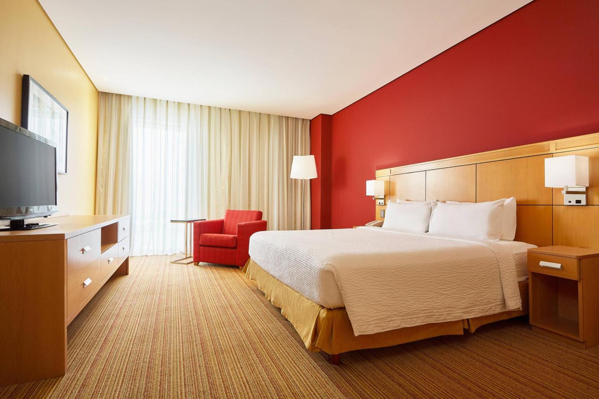 Courtyard By Marriott Leon At The Poliforum Exterior photo