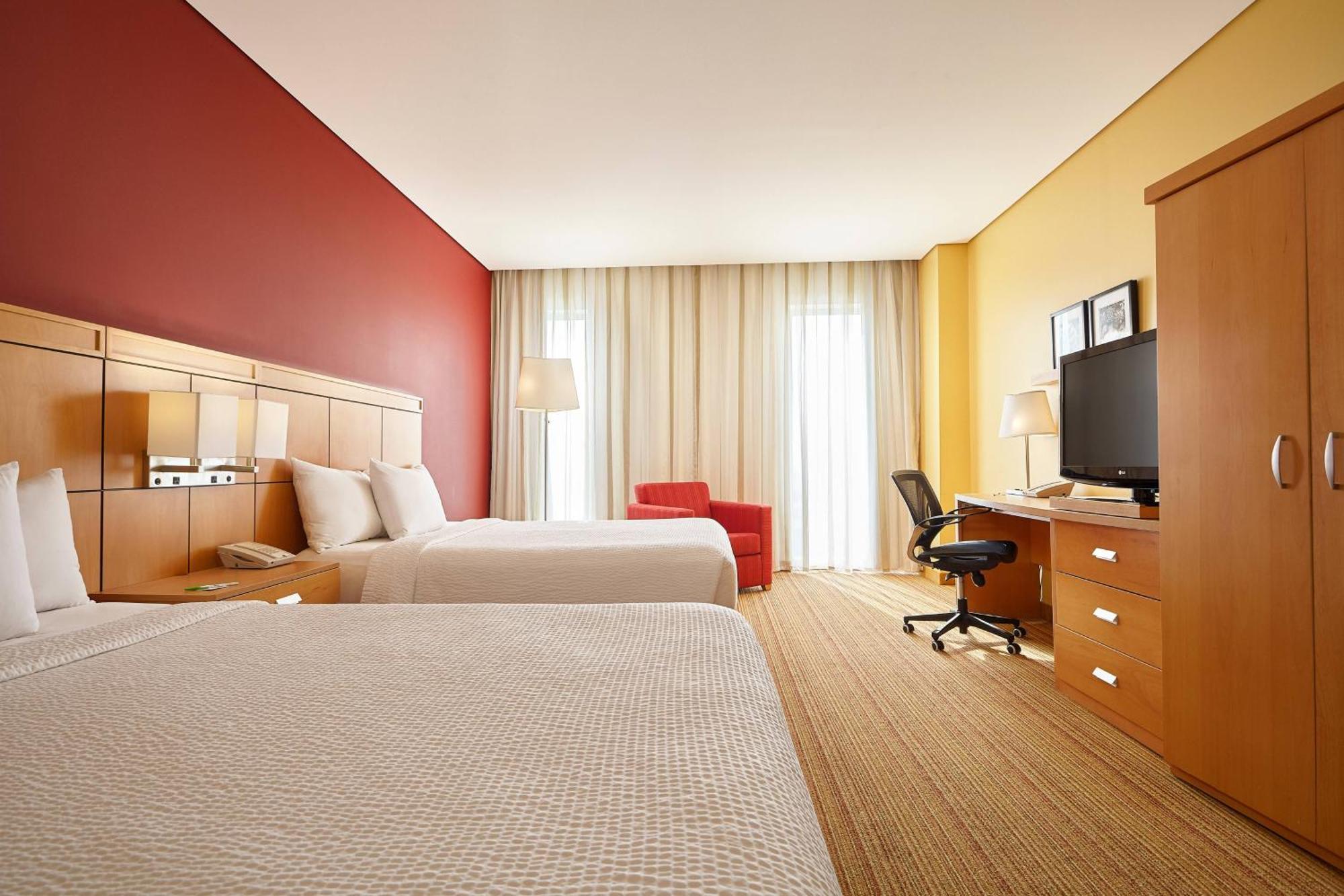 Courtyard By Marriott Leon At The Poliforum Exterior photo