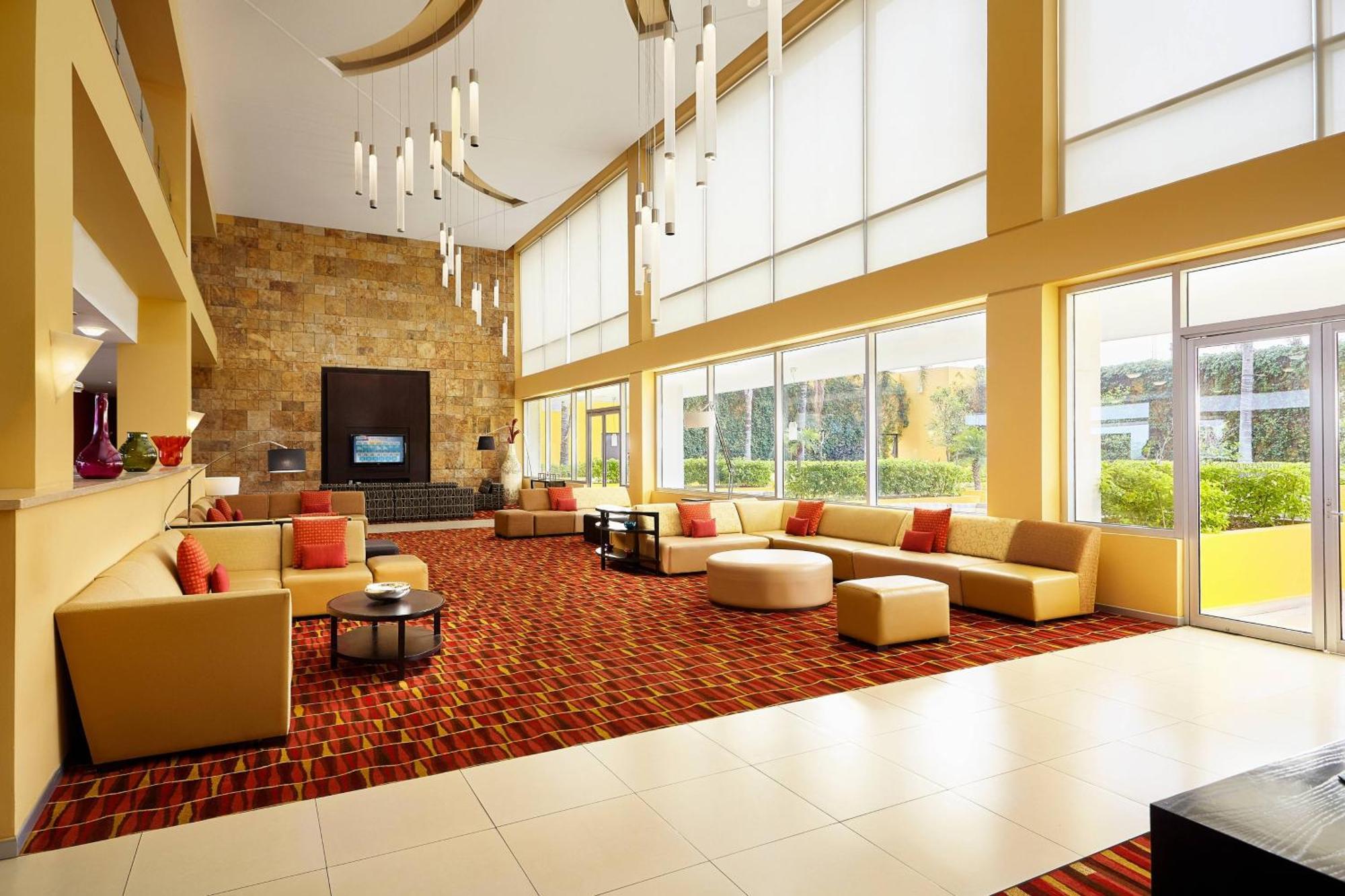 Courtyard By Marriott Leon At The Poliforum Exterior photo